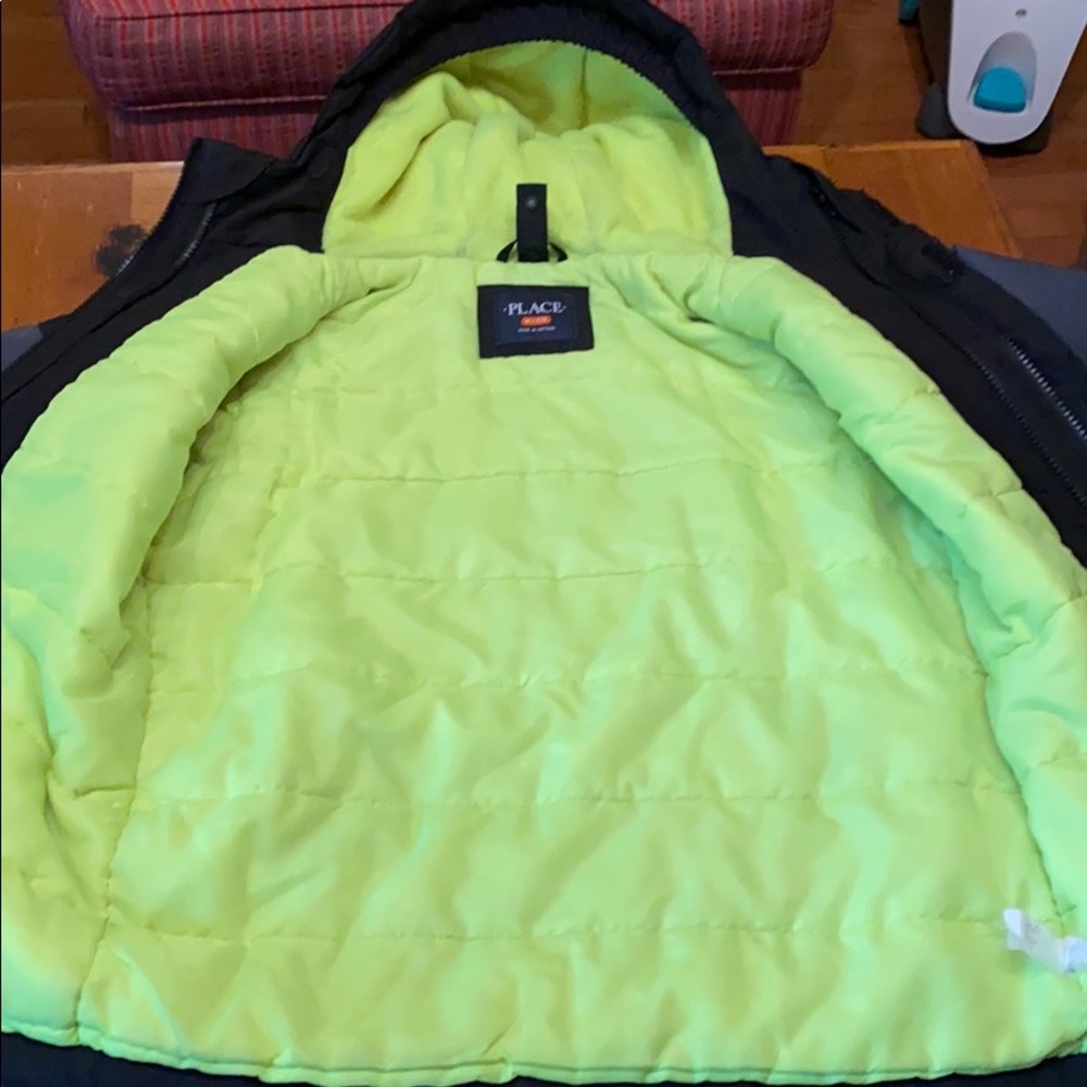 A coat - Picture 2 of 5